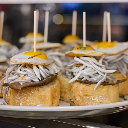 los mejores pintxos en la cervecería Arambarri en Bilbao